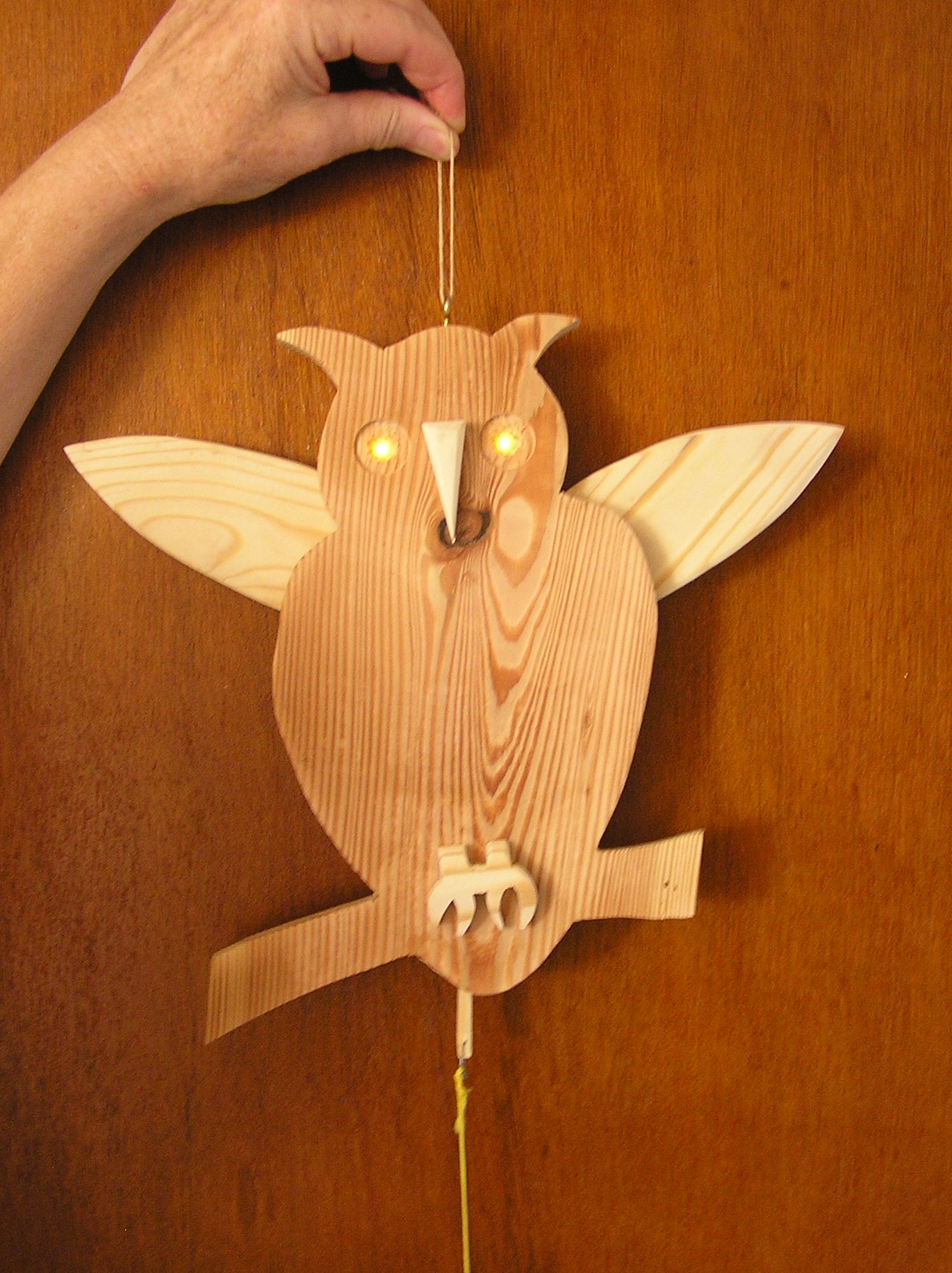Holzeule mit beweglichen Teilen Bedienung per Hand mittels Ziehen an einem Band, Made by Dr. Scheibe