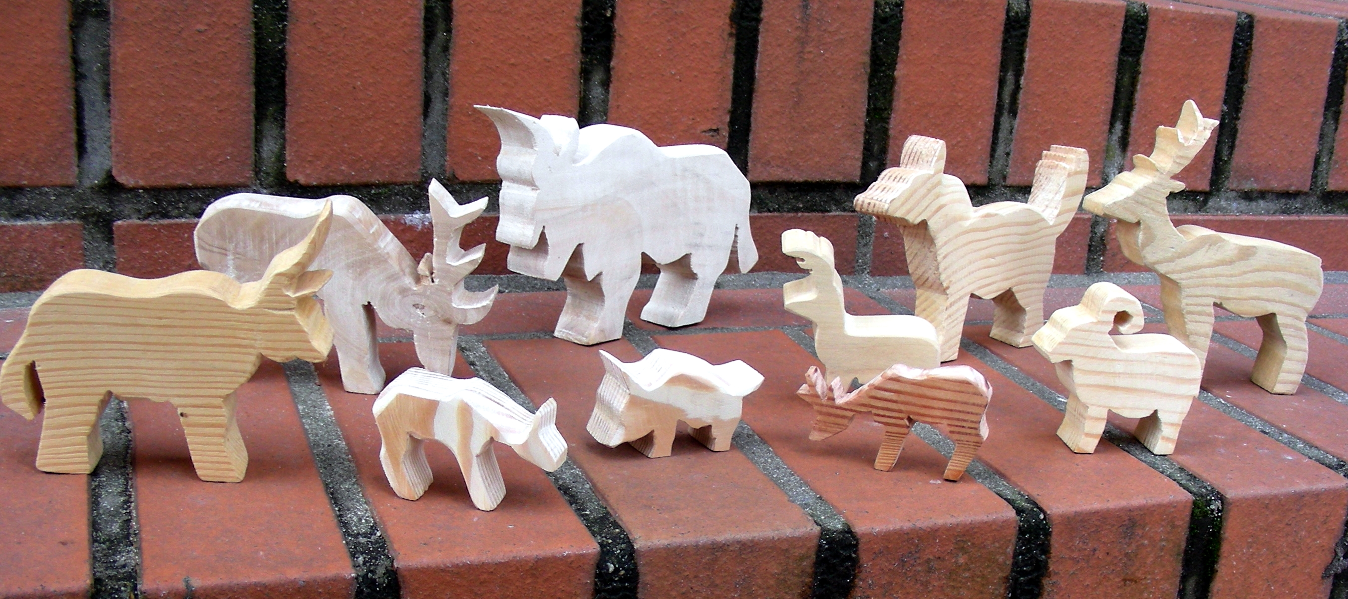 Verschiedene Holztiere zum Beispiel Hirsche mit Geweih, Gams, Hund, Made by Dr. Scheibe