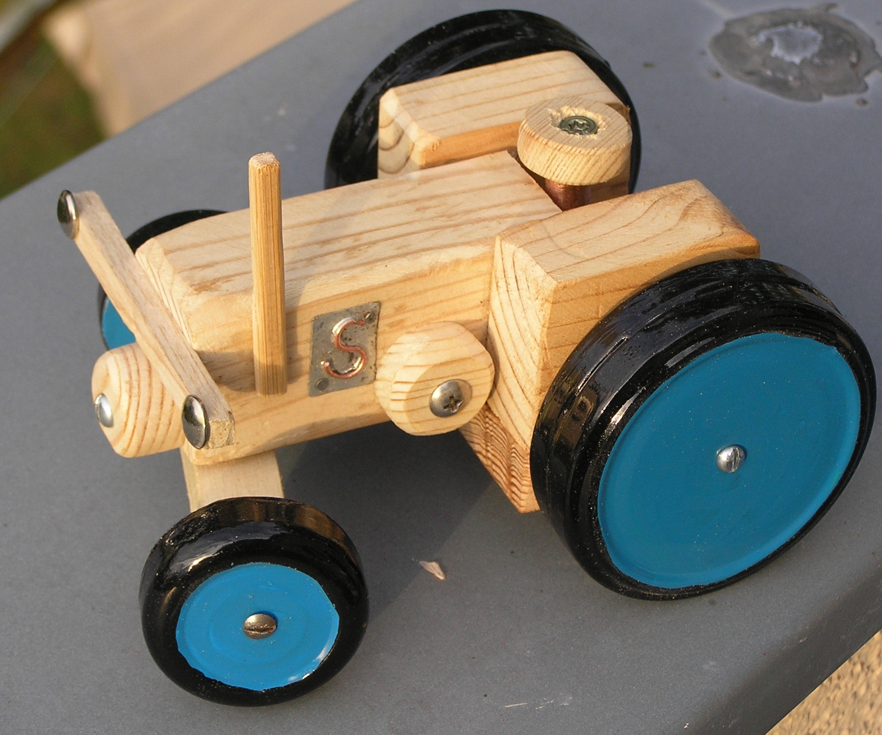 Holztraktor mit grau-blauen Radkappen, Made by Dr. Scheibe