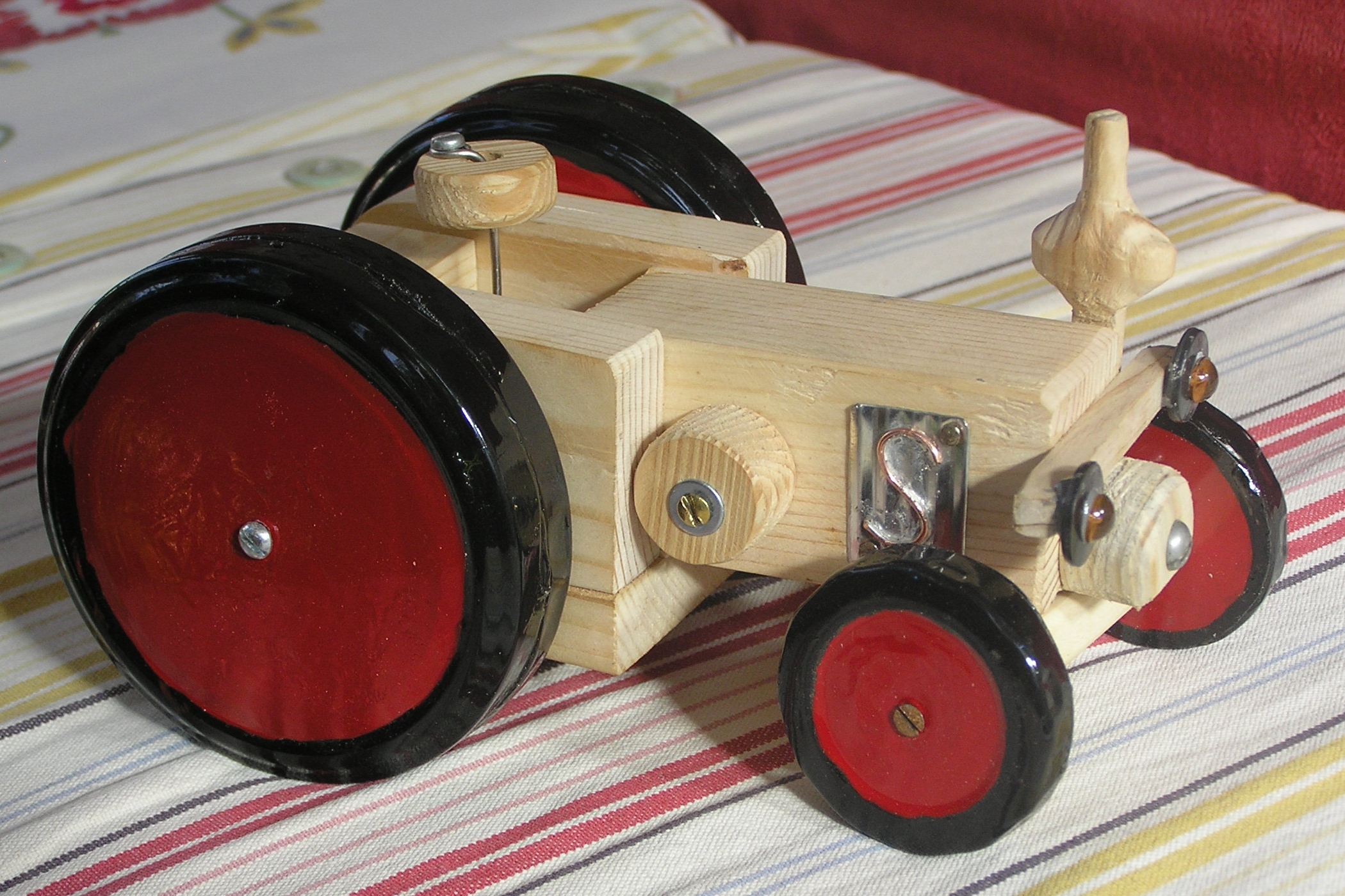 Holztraktor mit roten Radkappen Made by Dr. Scheibe