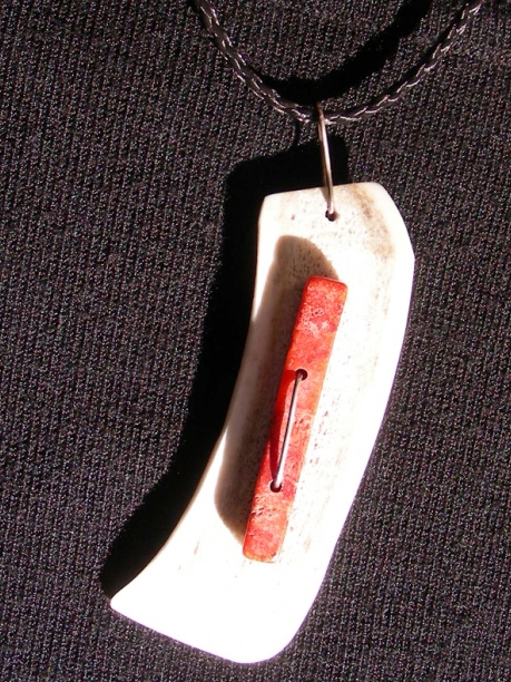 Schmuck aus Damhirschgeweih mit Koralle Made by Dr. Scheibe
