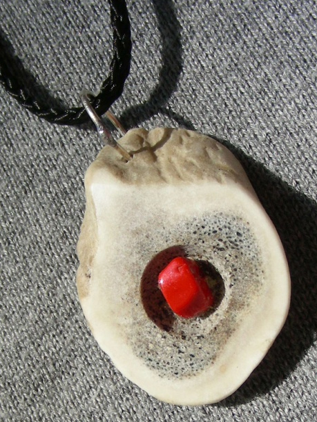 Schmuck aus Damhirschgeweih mit Koralle Made by Dr. Scheibe