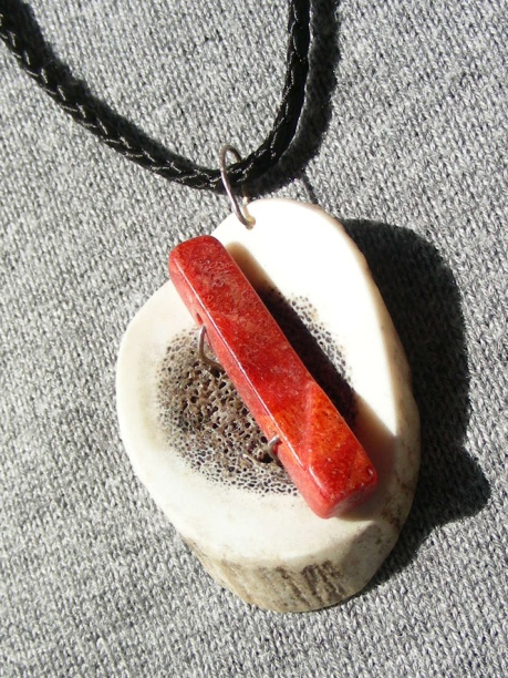 Schmuck aus Damhirschgeweih mit Koralle Made by Dr. Scheibe