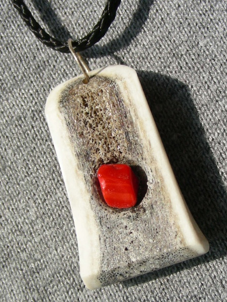 Schmuck aus Damhirschgeweih mit Koralle Made by Dr. Scheibe