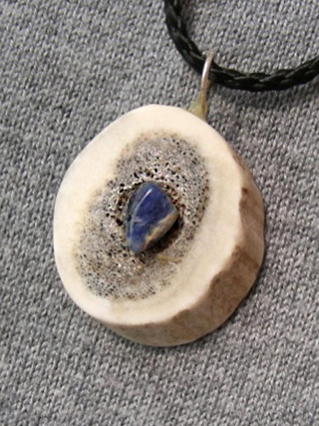 Schmuck aus Damhirschgeweih mit Lapislazuli Made by Dr. Scheibe